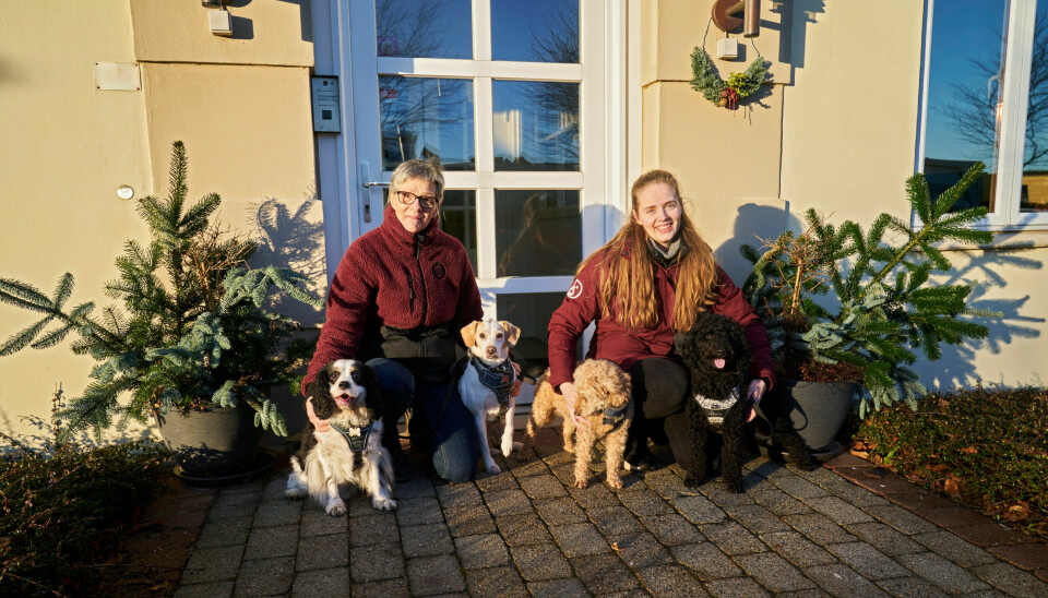 Karin och Nanna framför äldreboendet med helateamet av besöksdjur. Karin och Nanna framför äldreboendet med helateamet av besöksdjur.