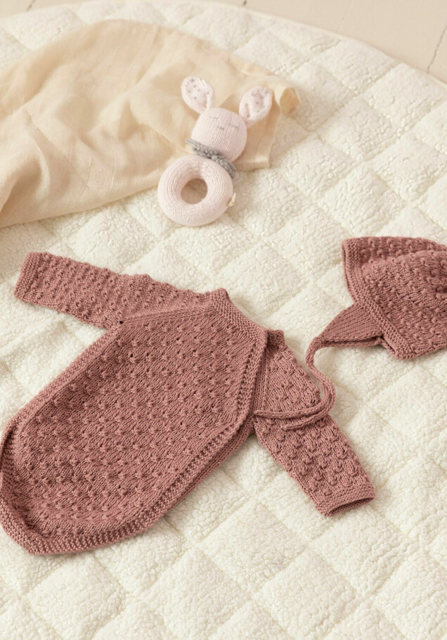 Sticka söt omlottbody och mössa till baby