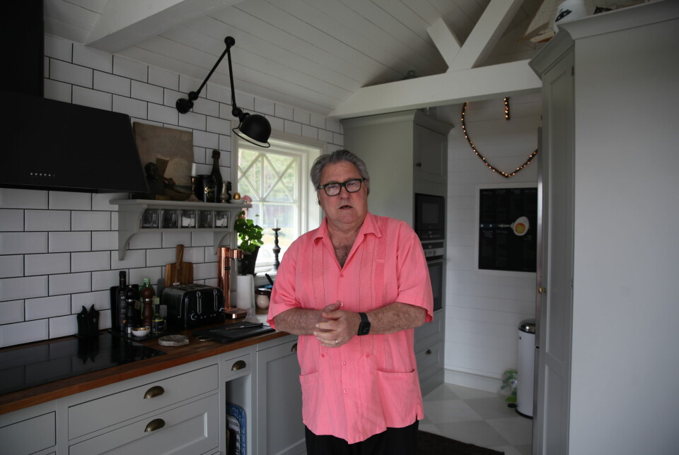 Tommy Körberg står i sitt vackra kök som fru Anne-Charlotte valt. Tommy Körberg står i sitt vackra kök som fru Anne-Charlotte valt.