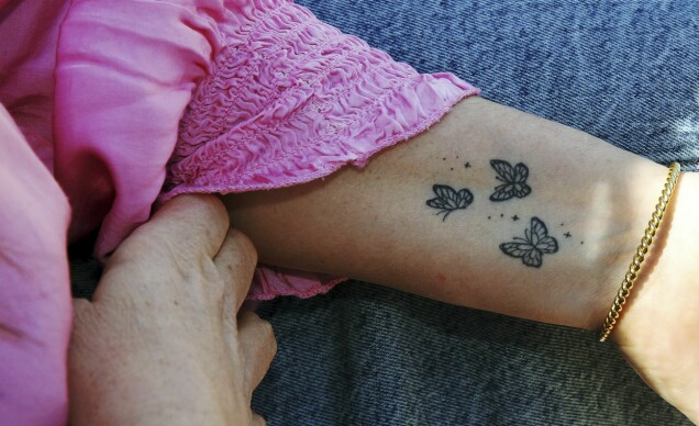 Hanna Hedlund har tre fjärilar tatuerade på armen. Hanna Hedlund har tre fjärilar tatuerade på armen.