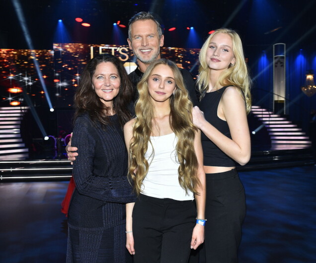 Rickard Sjöberg tillsammans med frun Annika, samt döttrarna Gloria och Lilly, som hejade på honom under hans Let's Dance-medverkan. Rickard Sjöberg tillsammans med frun Annika, samt döttrarna Gloria och Lilly, som hejade på honom under hans Let's Dance-medverkan.