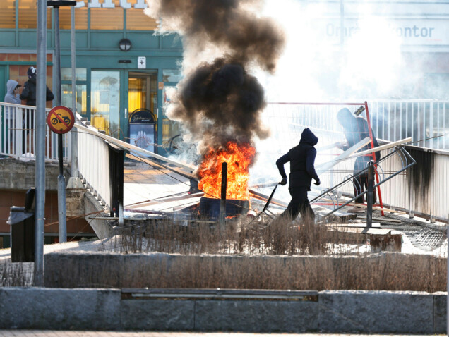 Uppemot 200 personer deltog i påskupploppen i april 2022 i Norrköping, extrema våldsamheter där polis och polisfordon utsattes för stenkastning och brandbomber. Uppemot 200 personer deltog i påskupploppen i april 2022 i Norrköping, extrema våldsamheter där polis och polisfordon utsattes för stenkastning och brandbomber.