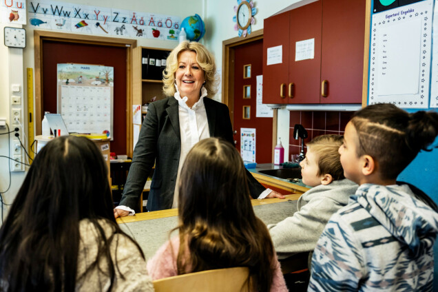 Pernilla möter ett gäng barn i årskurs tre. För henne är det viktigt att vara en närvarande rektor som känner sina elever. Pernilla möter ett gäng barn i årskurs tre. För henne är det viktigt att vara en närvarande rektor som känner sina elever.