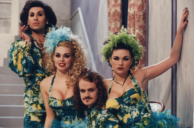 Musikgruppen Army of lovers år 1993. Från vänster: Jean-Pierre Barda, Michaela de la Cour, Alexander Bard och Dominika Peczynski. Musikgruppen Army of lovers år 1993. Från vänster: Jean-Pierre Barda, Michaela de la Cour, Alexander Bard och Dominika Peczynski.