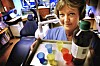 Gunilla Kansten, tandhygienist, på Folktandvården i Alby håller en bricka med floursköljning i händerna år 2004.