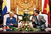 Under hennes två dagar långa besök i Vietnam 2001 träffade Anna Lindh bland annat hennes vietnamesiska motpart, utrikesminister Nguyen Di Nien.