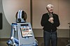 Lennart Hyland, med robot, förbereder inför inspelningen av Hylands hörna på SVT.