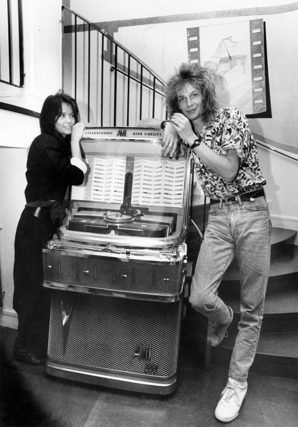 Tone Norum och Tommy Nilsson vid en jukebox i oktober 1988. Tone Norum och Tommy Nilsson vid en jukebox i oktober 1988.