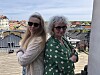 Gitte Pålssons blåstes på 350 000 kronor i telefonbedrägeri. Åsa Ikekhua lurades på 25 000 i en sms-bluff. Den 25 maj anordnade de en demonstration på Mynttorget utanför riksdagen för att uppmärksamma brottsoffrens situation.