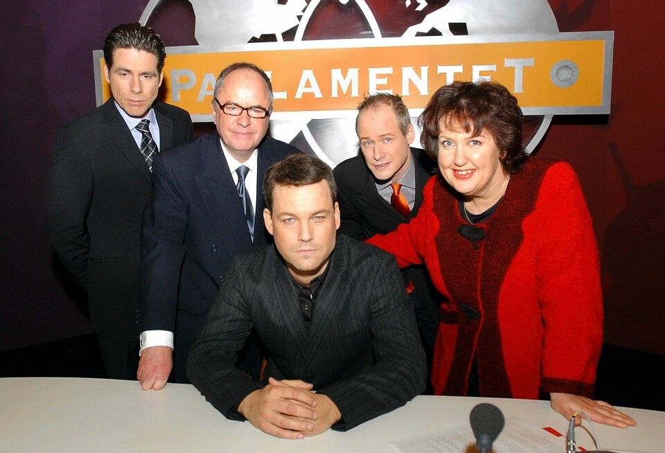 En samling komiker som medverkade i Parlamentet säsongen 2003 (och som alla synts i programmet sedan dess). Fr v Mikael Tornving, Helge Skoog, Henrik Schyffert, Robert Gustafsson och Babben Larsson. En samling komiker som medverkade i Parlamentet säsongen 2003 (och som alla synts i programmet sedan dess). Fr v Mikael Tornving, Helge Skoog, Henrik Schyffert, Robert Gustafsson och Babben Larsson.