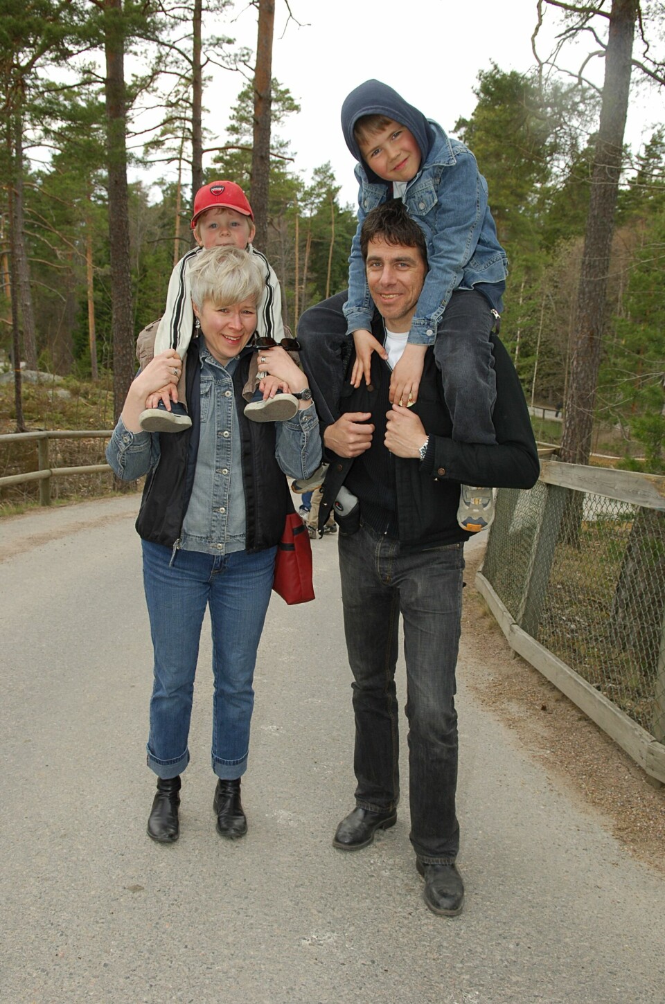 Gunilla och Mikael Tornving tillsammans med sönerna Harald och Hugo på Kolmårdens djurpark 2005. Gunilla och Mikael Tornving tillsammans med sönerna Harald och Hugo på Kolmårdens djurpark 2005.
