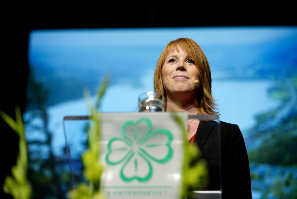Annie Lööf håller sitt linjetal som partiledare på Centerstämman 2011, efter att hennes föregångare Maud Olofsson tackats av. Annie Lööf håller sitt linjetal som partiledare på Centerstämman 2011, efter att hennes föregångare Maud Olofsson tackats av.