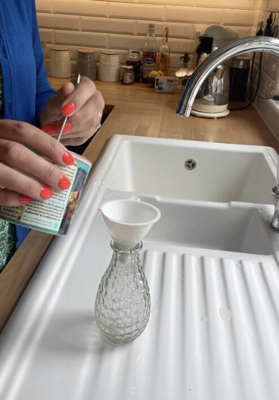 Smarta husmorsknepet: Så rengör du enkelt en vas med smal hals