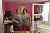 Cecilia med kollegan Johanna (till vänster). På Norrtälje kattcenter jobbar fem anställda och fem volontärer.
