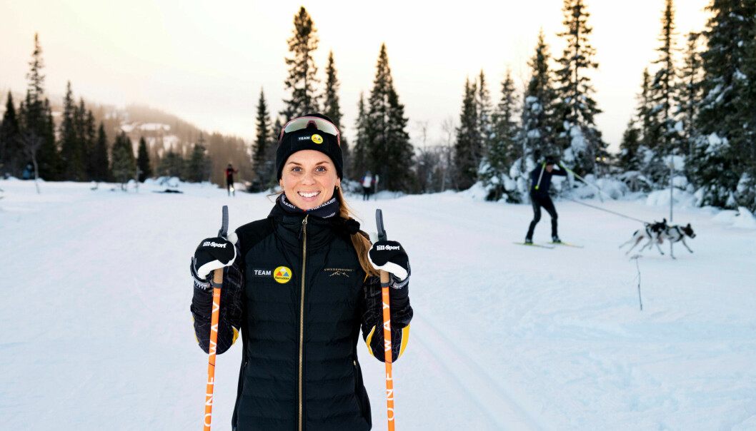 En del blev förvånade när Lina Korsgren, efter att ha vunnit Vasaloppet för tredje gången, valde att avsluta elitkarriären. Lina Korsgren har på sig svarta skidkläder och mössa. Hon har stavar i händerna. a