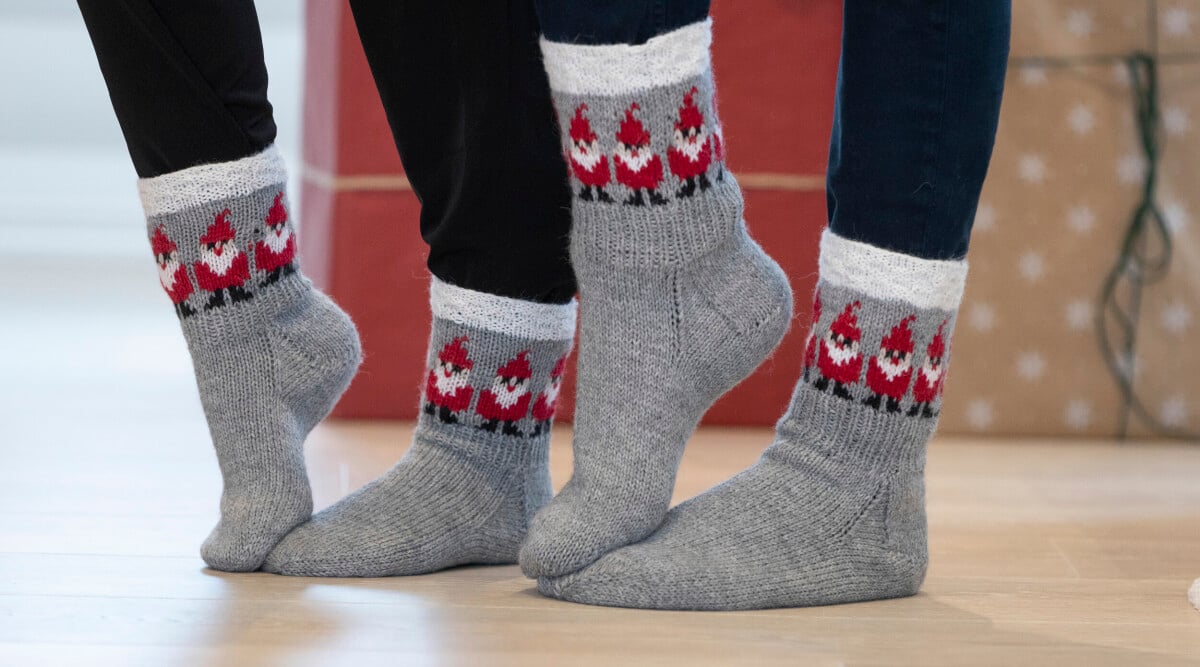 Sticka årets julsockor till hela familjen – med söta jultomtar