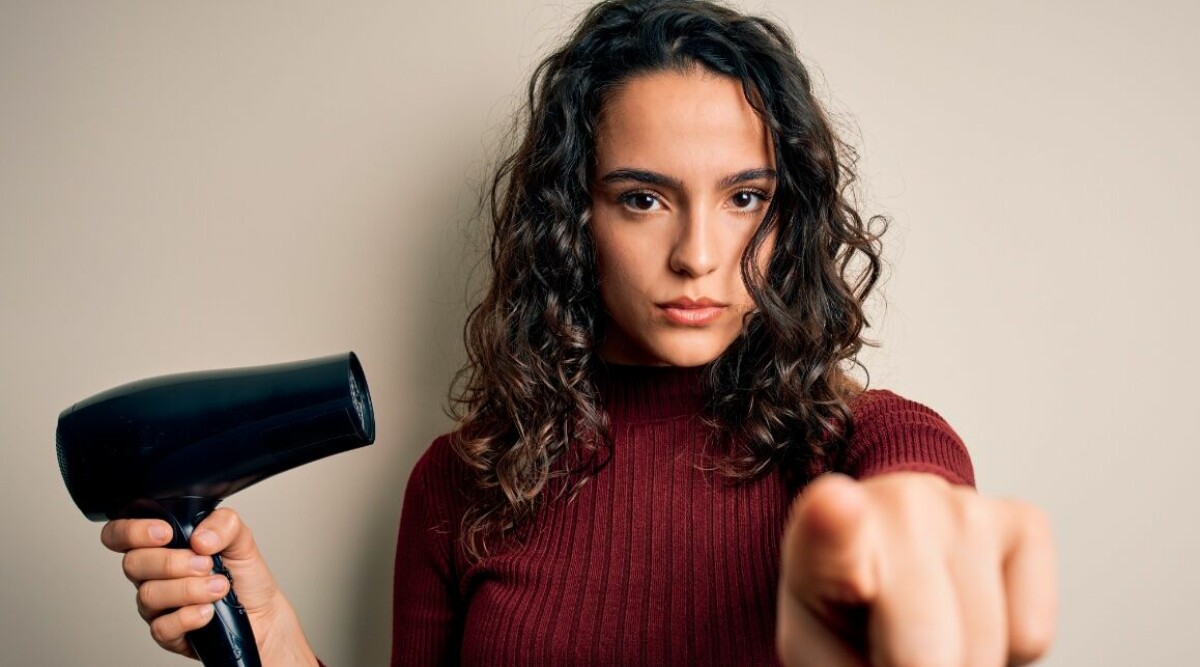 Frisören varnar: Detta förstör ditt hår – kan vara en riktig bakteriefälla