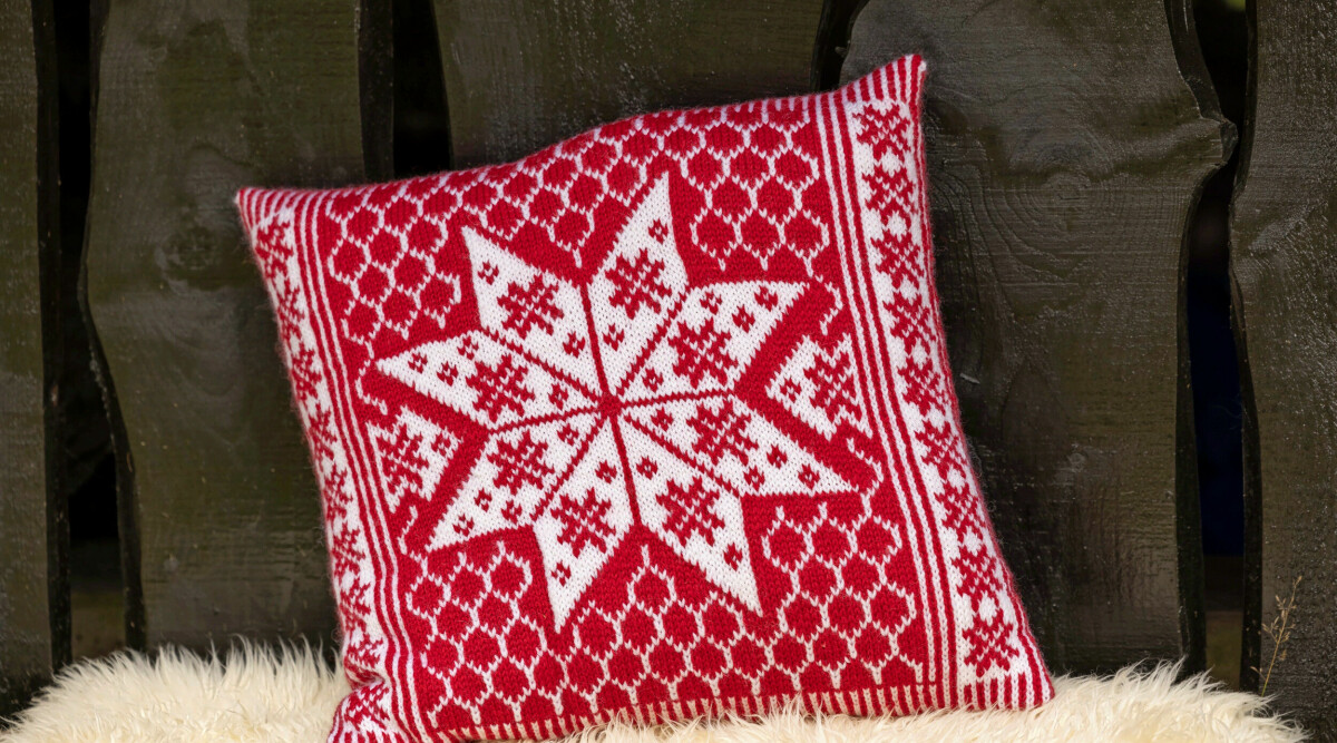 Vackert mönstrad julkudde – så stickar du den själv