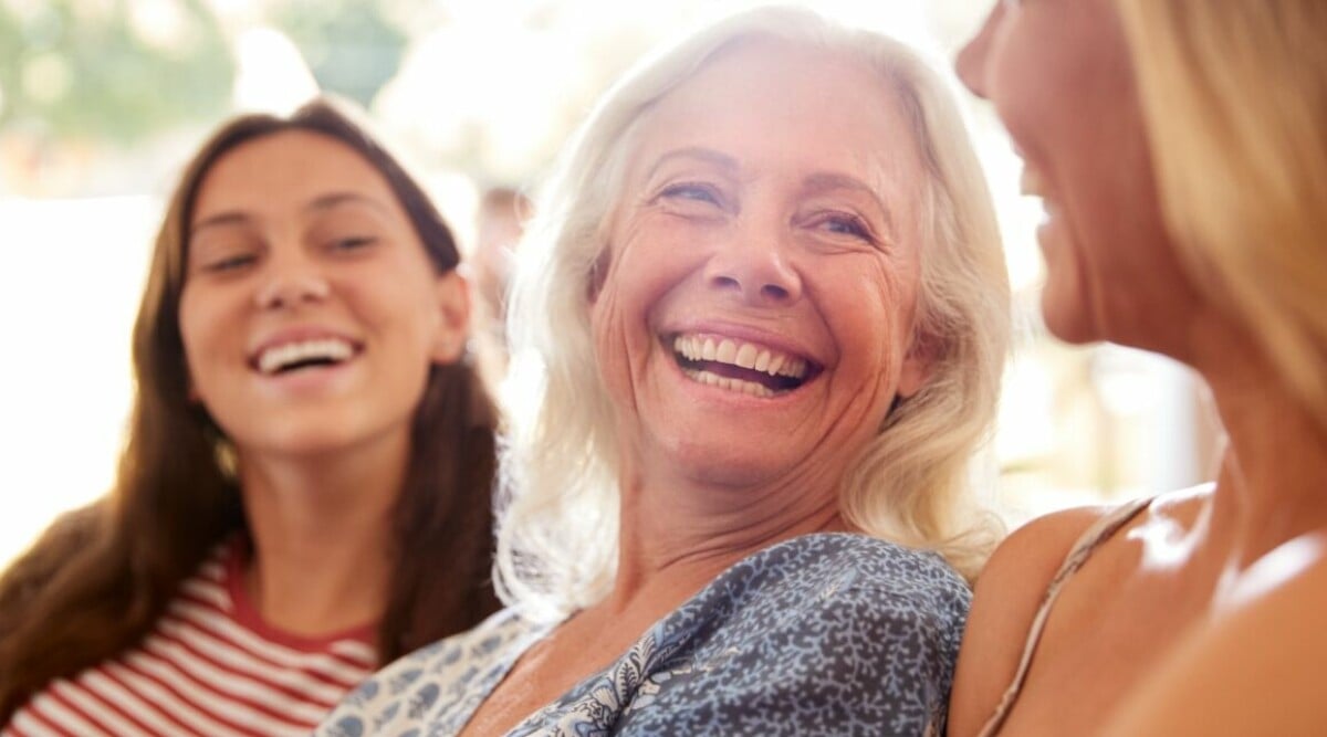 Här är åldersgruppen som är gladast – ny undersökning visar