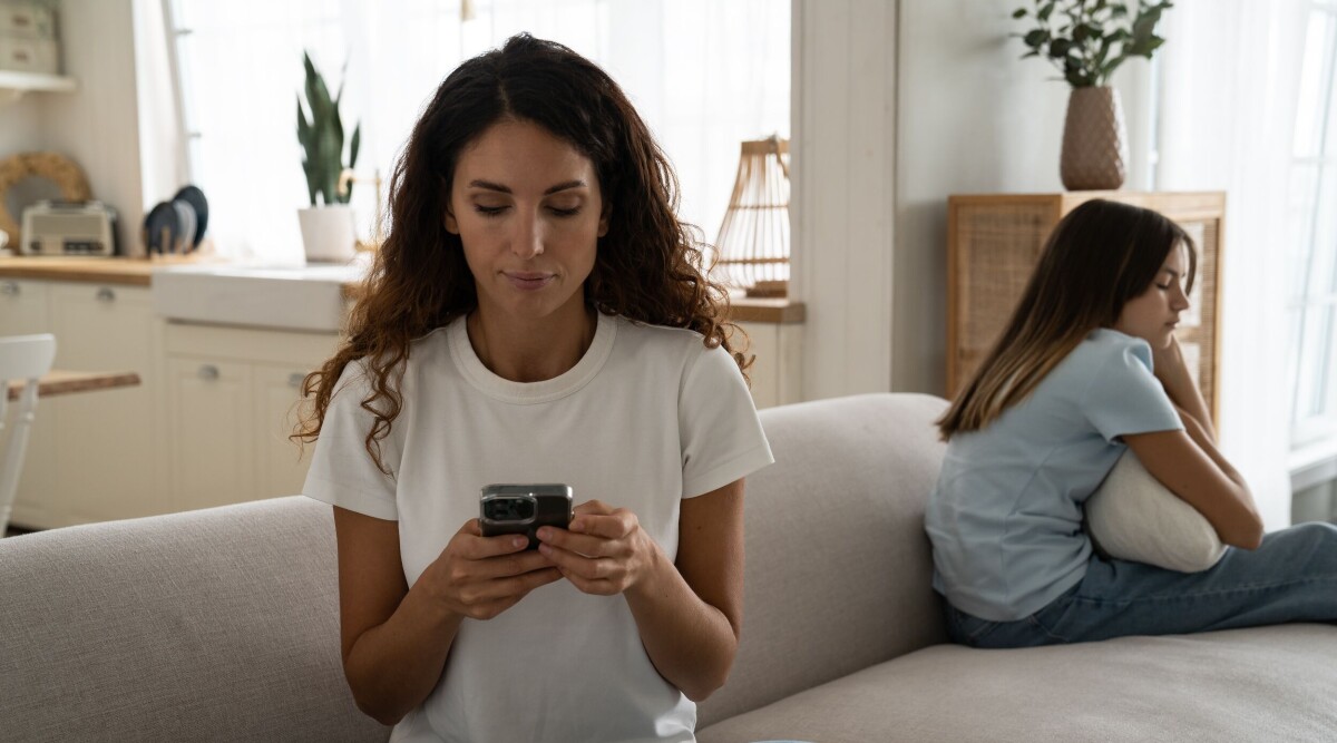 Därför ska du lägga undan mobilen – Folkhälsomyndighetens nya uppmaning till föräldrar