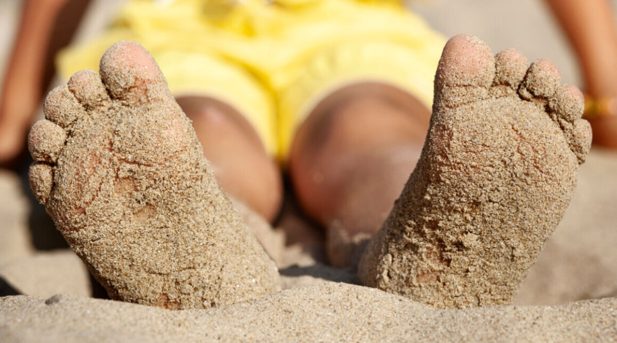 Så blir du av med blöt sand från stranden – borta på några sekunder