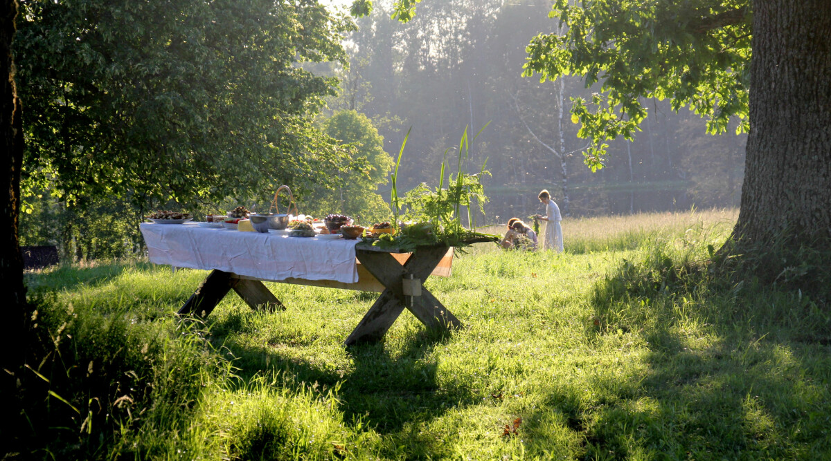 Så dukar du bordet på midsommar