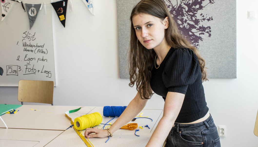 Det är inte lätt att veta vad man ska göra för att minska lidandet. Emma Fanzini och hennes familj har skänkt vinterkläder för att värma krigets offer. Emma Fanzini gör vänskapsband för Ukraina