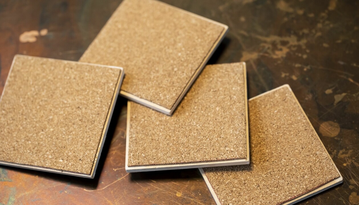 Kork på baksidan gör att underlägget ligger stadigt mot bordsytan. Baksidan av coasters i keramik, klädd med kork