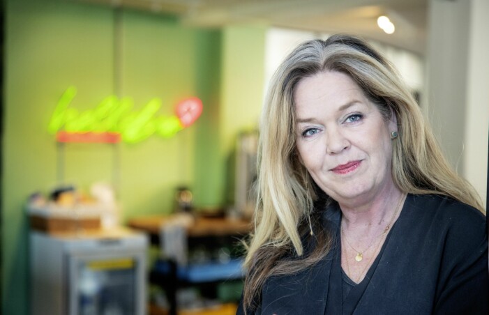 Eva vet själv hur det är att vara tonåring och behöva klara sig själv, därför ger hon nu behövande ungdomar en chans att komma på fötter. Eva Riedel är grundare och chef för Hellebro, ett härbärge Valby i Köpenhamn för unga hemlösa.