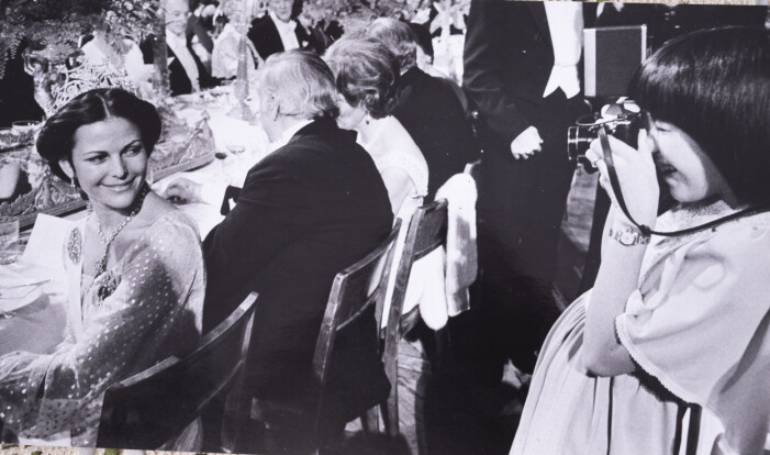 Ragnhild Haarstad fångar ögonblicket under nobelmiddagen när drottning Silvia vänder sig om och ler mot en flicka som fotograferar henne. Ragnhild Haarstad har med sin kamera fångat hur en drottning Silvia under nobelmiddagen vänder sig om och ler mot en flicka som tar en bild av drottningen.