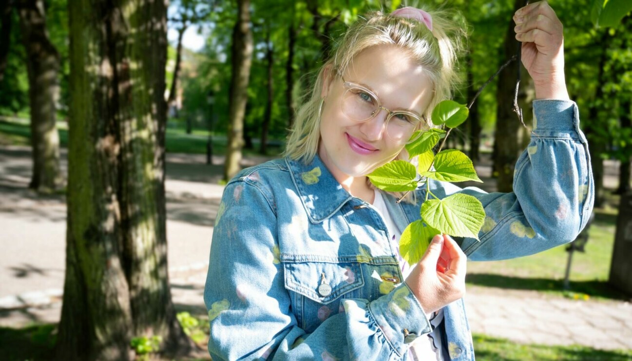 Skådespelaren Emma Örtlund håller i en grön kvist.