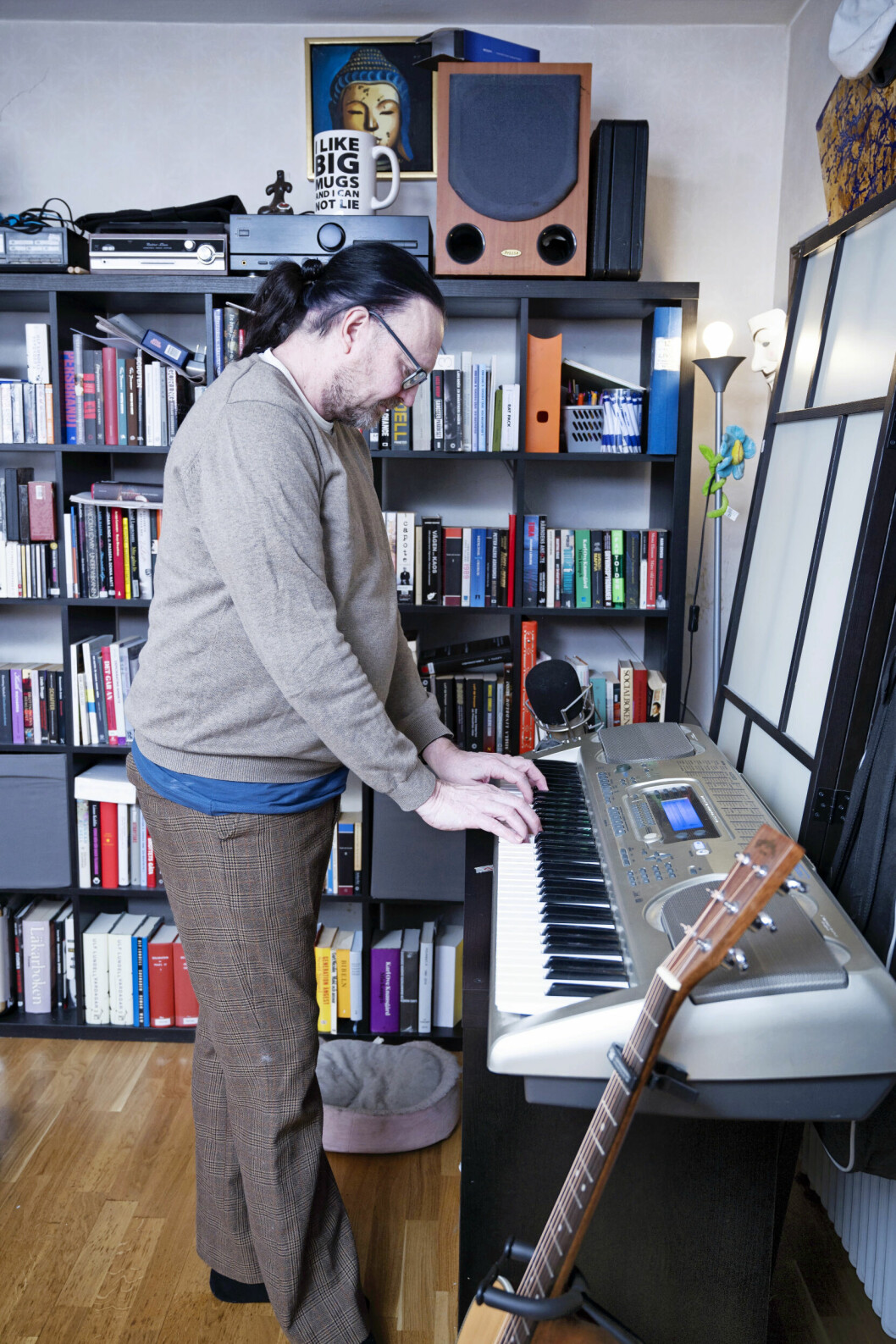 Mikael står vid pianot