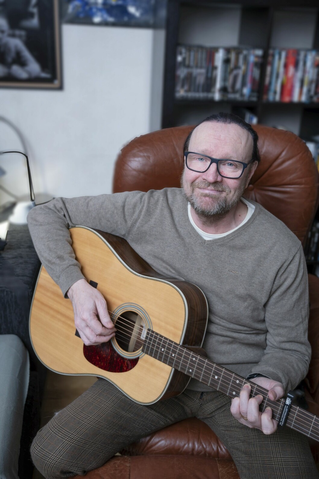 Mikeal sitter med gitarren