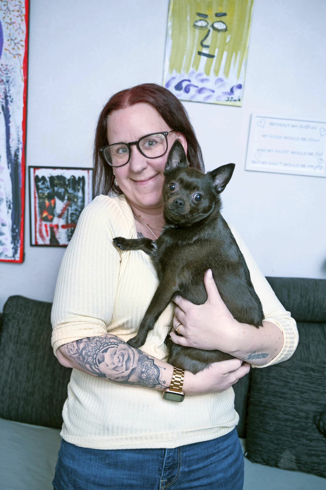 Helena sitter med sin hund