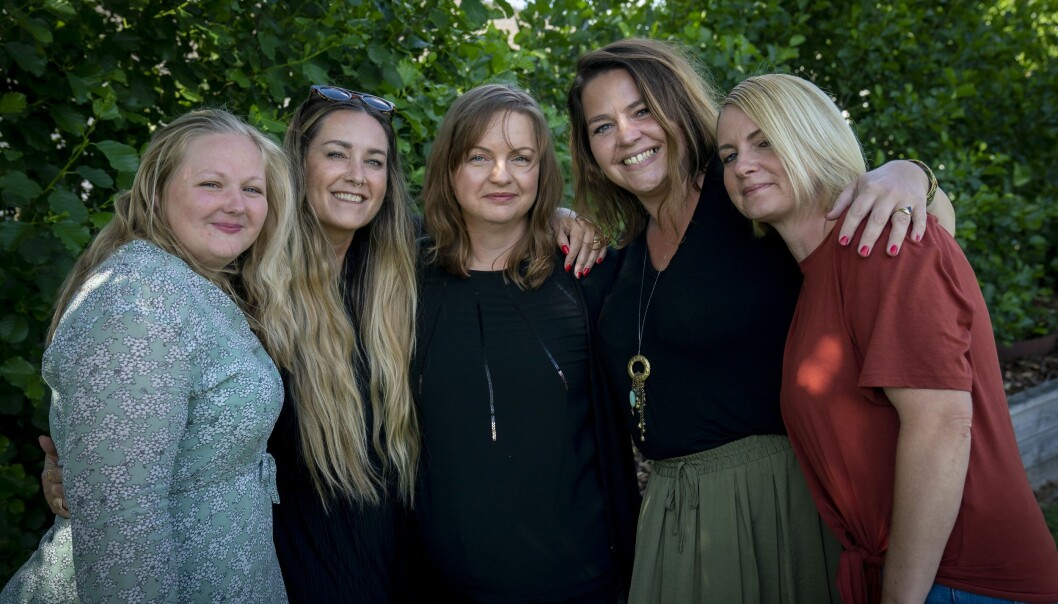 På grund av pandemin har behandlingen i Moskva skjutits upp, men väninnornas insamling till Trine fortsätter. Trine Johansen som har MS och hennes nära väninnor.