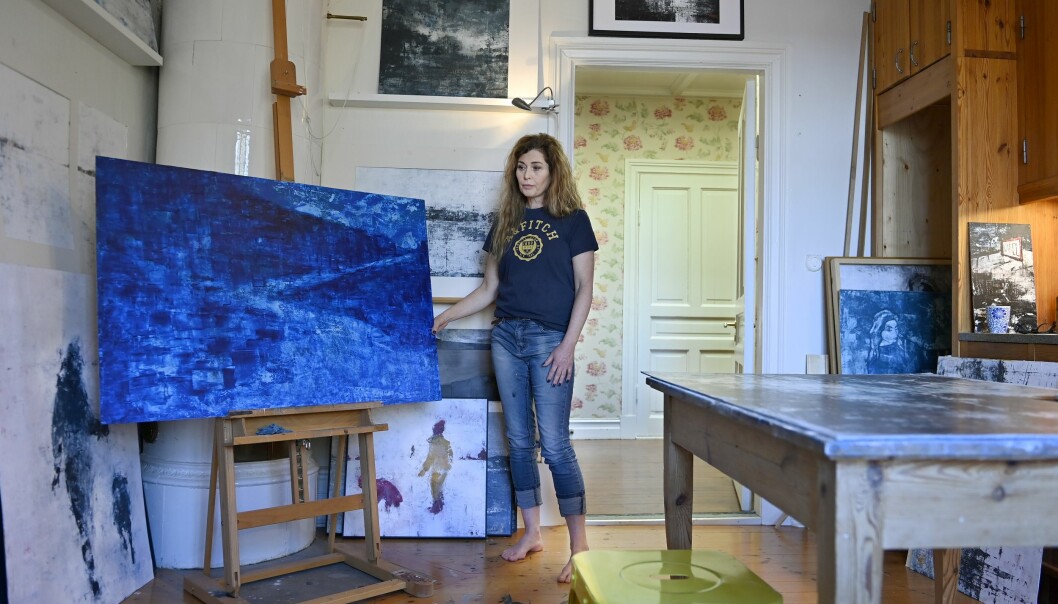 Maria inspireras av den blå timmen i sin konst. Hennes ateljé inryms i ett av rummen i sekelskifteshuset med kakelugnar.