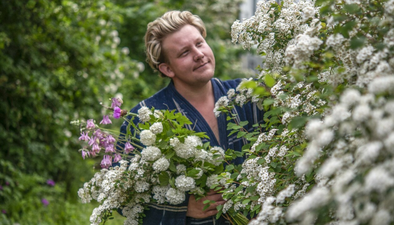 Ett av Karl Fredriks favoritplagg är morgonrock. Karl Fredrik trivs i morgonrock.