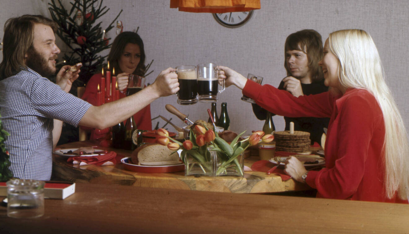 Abba-medlemmarna skålar i öl 1972.