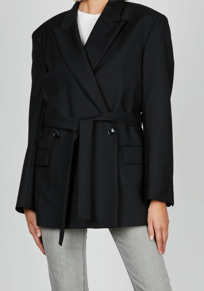 svart kavaj med skärp från acne studios
