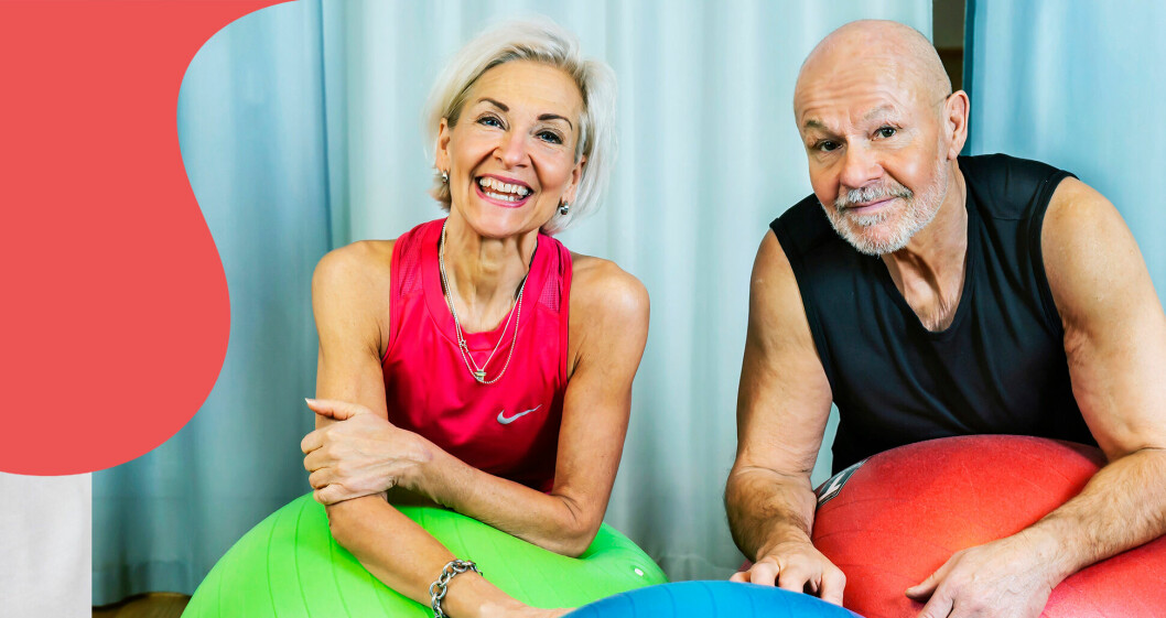 Äldre par tränar yoga tillsammans, sitter med pilatesbollar.