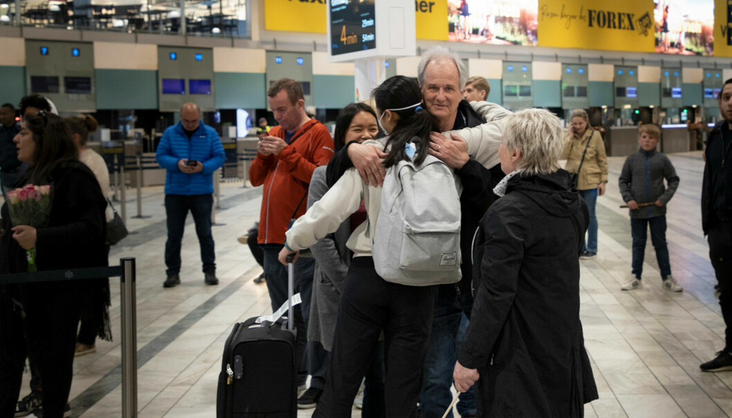 Pappa Jan kramar om dotterns nya syster på flygplatsen.