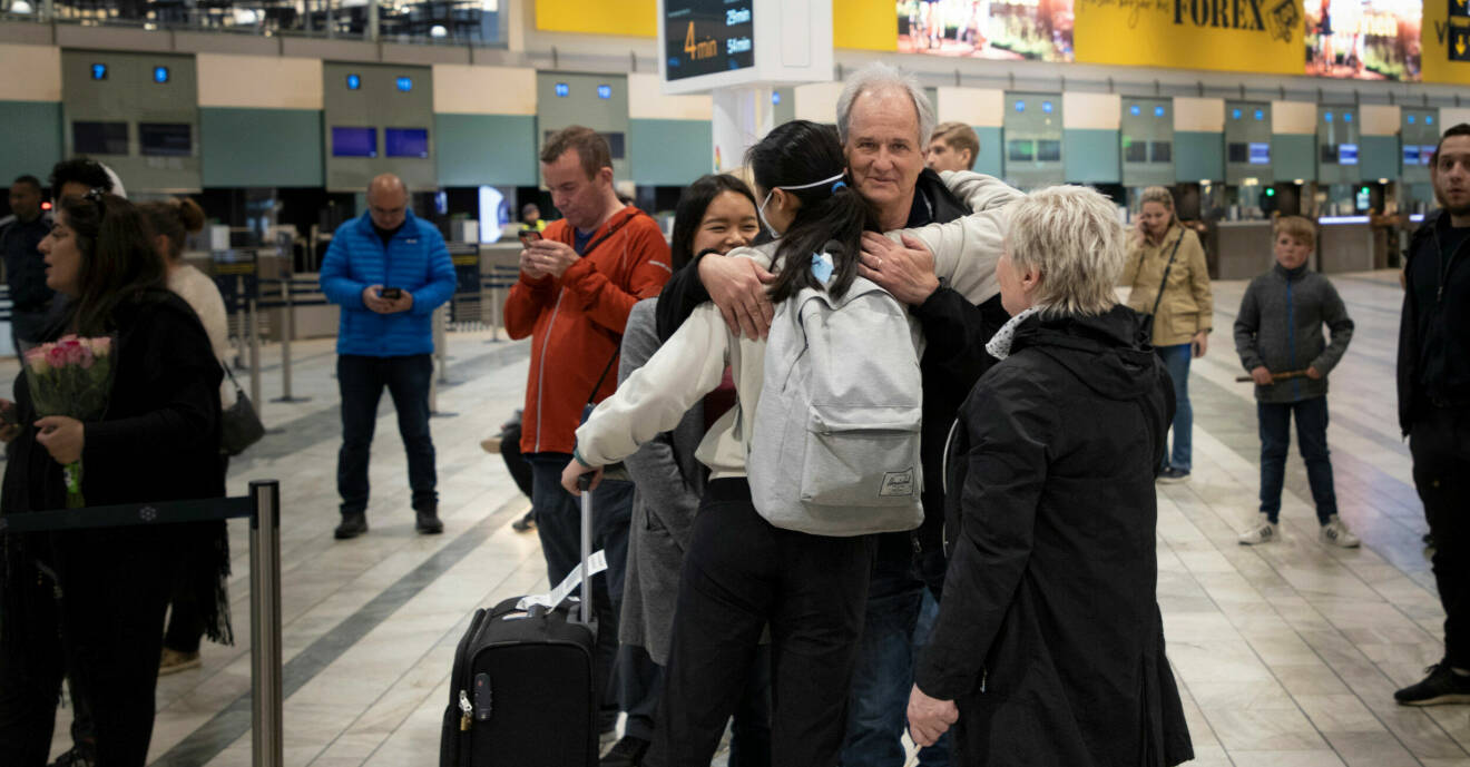 Pappa Jan kramar om dotterns nya syster på flygplatsen.