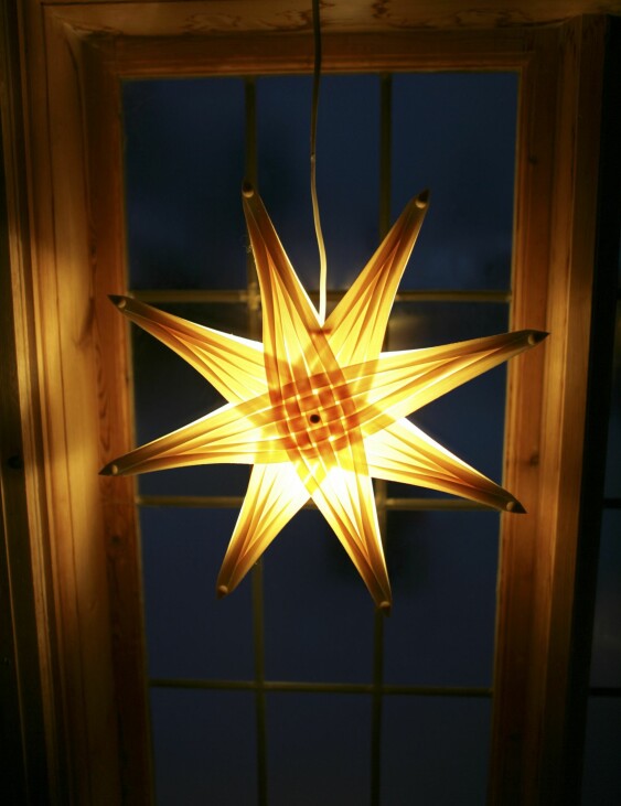 Näverstjärnor är en klassiker vi gillar att ta fram till jul. Foto: TT Adventsstkarna i gammal stil av naver.
