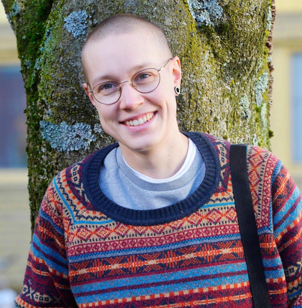 Lovisa tror att hon själv kommer att behöva hjälp av en spermadonator i framtiden och det kändes glasklart för henne att donera ägg. Foto: Kai Rehn. Äggdonatorn Lovisa står lutad mot ett träd.