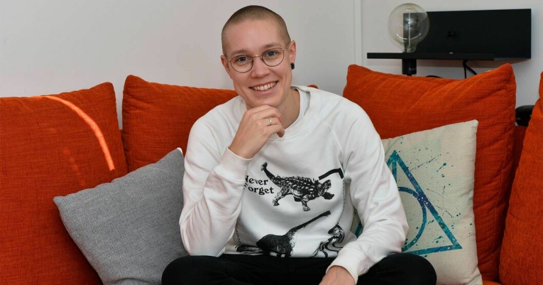Lovisa hoppas att hon kan inspirera andra att ställa upp som äggdonatorer. Foto: Kai Rehn Lovisa är äggdonator, sitter i en röd soffa.