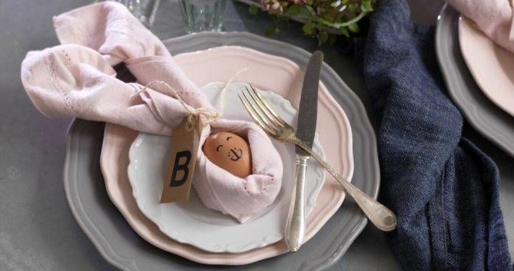 Säg hej till påskharen! Fint och enkelt påskpynt som välkomnar gästerna till bordet. Foto: Shutterstock Säg hej till påskharen! Fint och enkelt påskpynt som välkomnar gästerna till bordet – vik servetterna som påskharen.