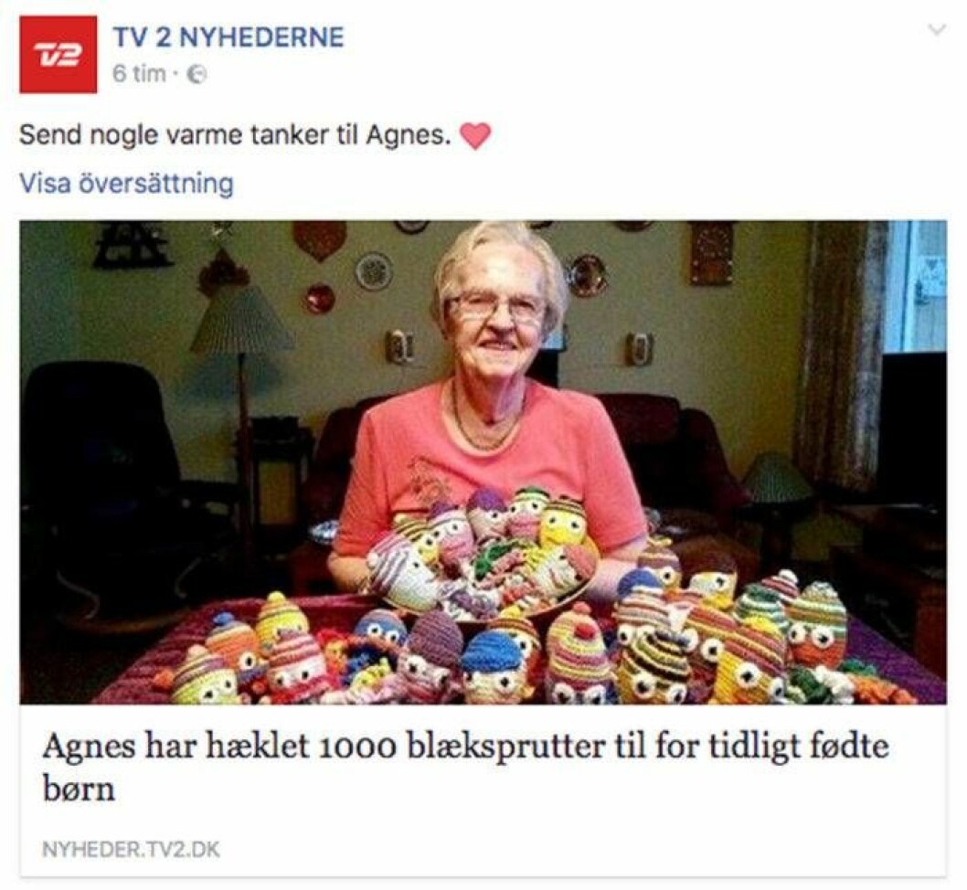 Agnes Wagner, 87, har stickat bläckfiskar i snart fyra års tid. Nu har hon fått ihop tusen stycken! Bild: Skärmdump/TV2 Agnes Wagner med virkade bläckfiskar