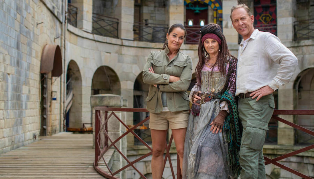 Suzanne Reuter som Madame Fouras tillsammans med programledarna för <i>Fångarna på fortet</i>, Agneta Sjödin och Gunde Svan. Foto: TV4 Agneta Sjödin, Suzanne Reuter och Gunde Svan på Fort Boyard under inspelningarna av Fångarna på fortet.