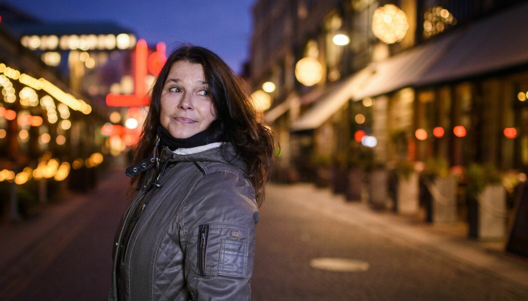 Aja Rodas ute i ett vintrigt kvälls-Stockholm.