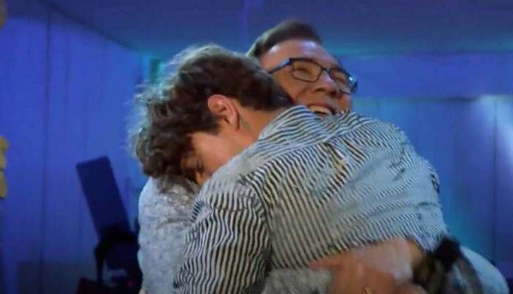 Albin Lee Meldau i Christer Sjögrens armar efter tolkningen av <em>Same boat</em> I <em>Så mycket bättre</em>. Foto: TV 4 Christer Sjögren och Albin Lee medla i Så mycket bättre